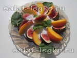 Диетический салат с инжиром и персиком