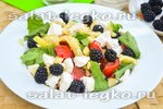 Овощной салат с ежевикой и сыром фета