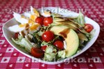 Салат с авокадо, стручковой фасолью и яйцом