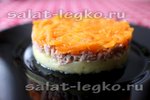Слоеный салат с тунцом, картофелем и морковью
