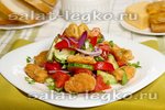 Салат с жареным сыром и овощами