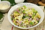 Сытный салат с омлетом и ветчиной