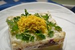 Салат со скумбрией, яйцом и яблоком «Мимоза»