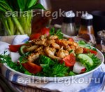 Салат со шпинатом, черемшой и курицей