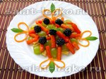 Салат с тыквой, ежевикой, виноградом и бананом