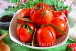 Малосольные помидоры с чесноком и зеленью
