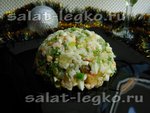 Сытный салат с рисом, яйцом и солеными огурцами