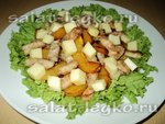 Теплый салат с курицей и жареным персиком
