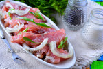 Соленая горбуша в масле с луком