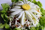 Салат "Ромашка" с рисом и рыбой