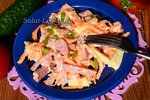 Салат с копченой колбасой, морковью и сыром