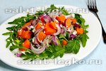 Салат с печеной тыквой и красным луком