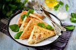 Треугольники из лаваша с ветчиной и сыром на сковороде