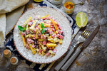 Салат с фасолью, кукурузой, сухариками и колбасой