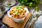 Салат с корейской морковкой, сухариками, колбасой и сыром