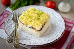 Слоеный салат с рисом и жареными грибами