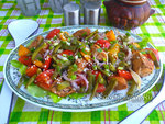 Теплый салат из курицы с овощами