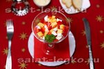 Порционный салат из курицы с сыром и перцем