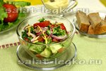 Овощной салат с сырно-чесночным соусом