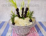 Мясной салат с маринованными грибами и маслинами