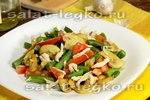 Салат из куриного филе, грибами и овощами