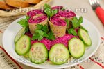 Салат с сельдью, овощами и блинчиками