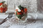 Салат с курицей и макаронами в стакане