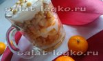 Фруктовый салат с йогуртом и орешками в стакане