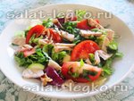 Салат с куриным мясом, зеленью и помидорами