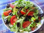 Салат из свежей зелени с маслинами
