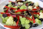 Салат из цветной капусты с маслинами и анчоусами