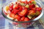 Фруктовый салат с клубникой