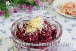 Свекольный салат с чесноком, орехами и черносливом