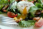 Вкусный завтрак: салат с креветками и яйцом-пашот