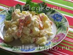 Салат с крабовыми палочками, яйцами и овощами