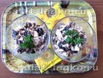 Салат из куриного филе, чернослива и орехов